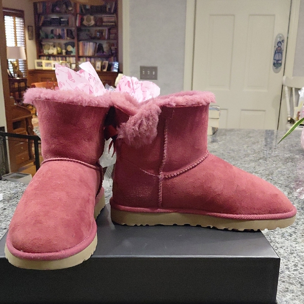 "UGG"Womans Sz.8 Low Bailey Bow Fuchsia Suede Boots .Has a few spots(pictured) - Picture 9 of 13